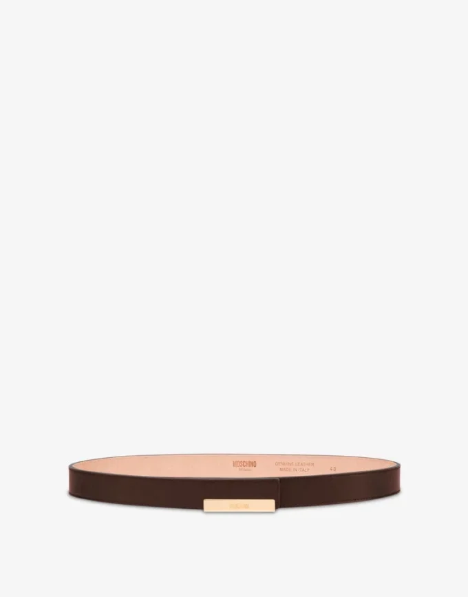 Kalvskinnsbälte med metallplatta