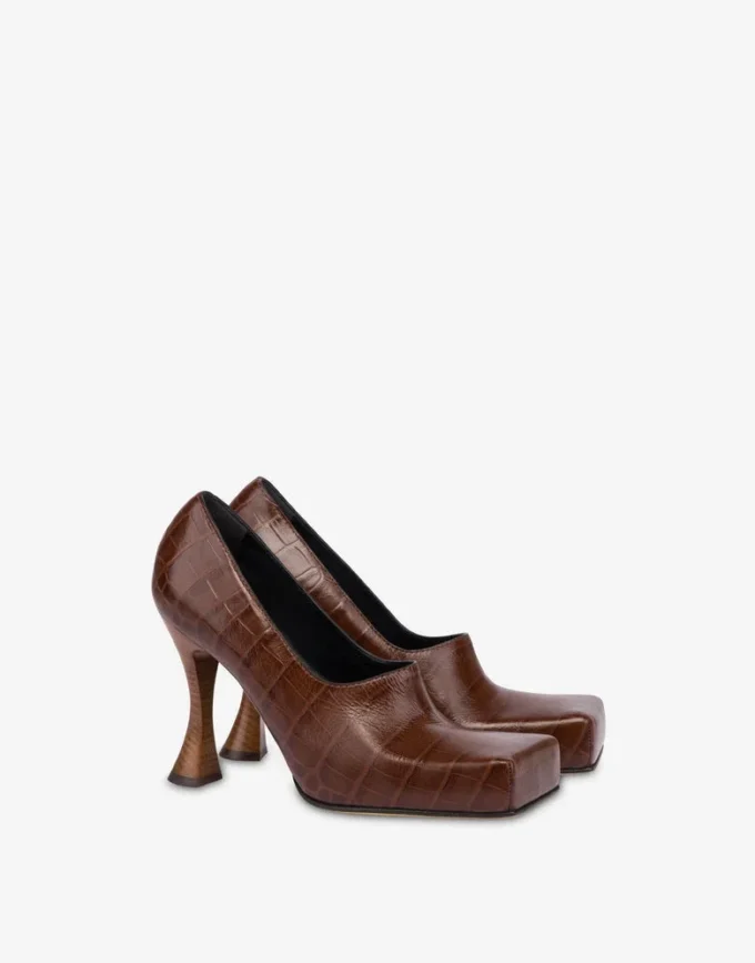 Pumps i kalvskinn med krokodilmönster