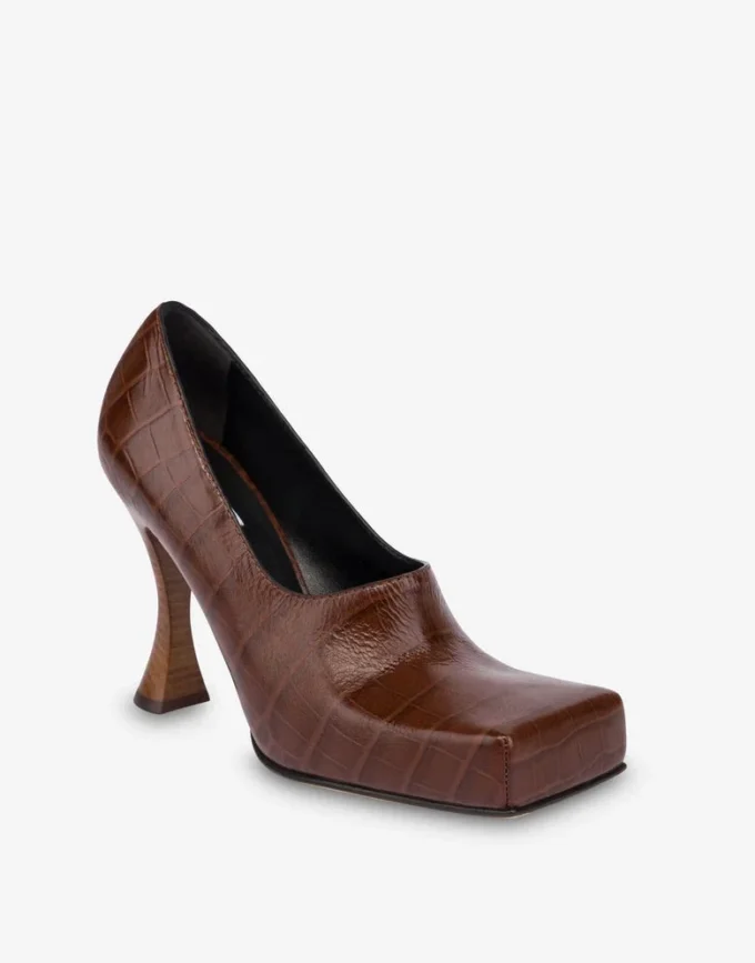 Pumps i kalvskinn med krokodilmönster