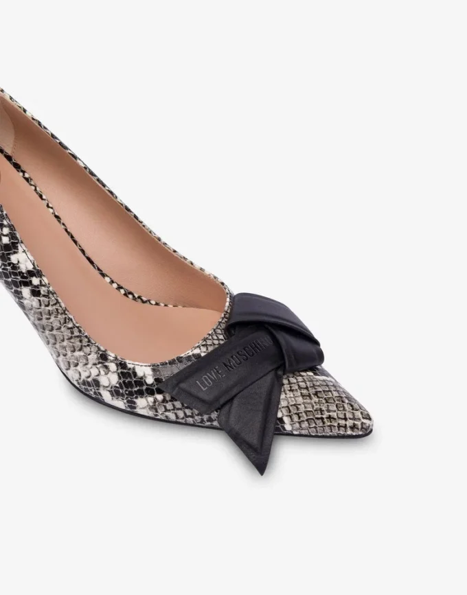 Pumps i kalvskinn med pytonmönster