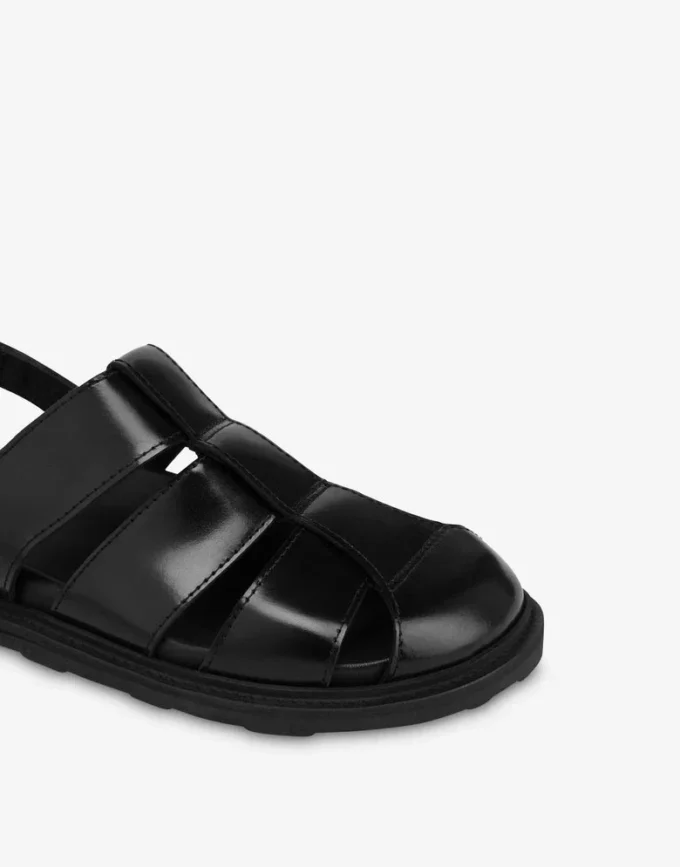 Sandaler i borstat kalvskinn