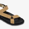 Sportiga sandaler i kalvskinn