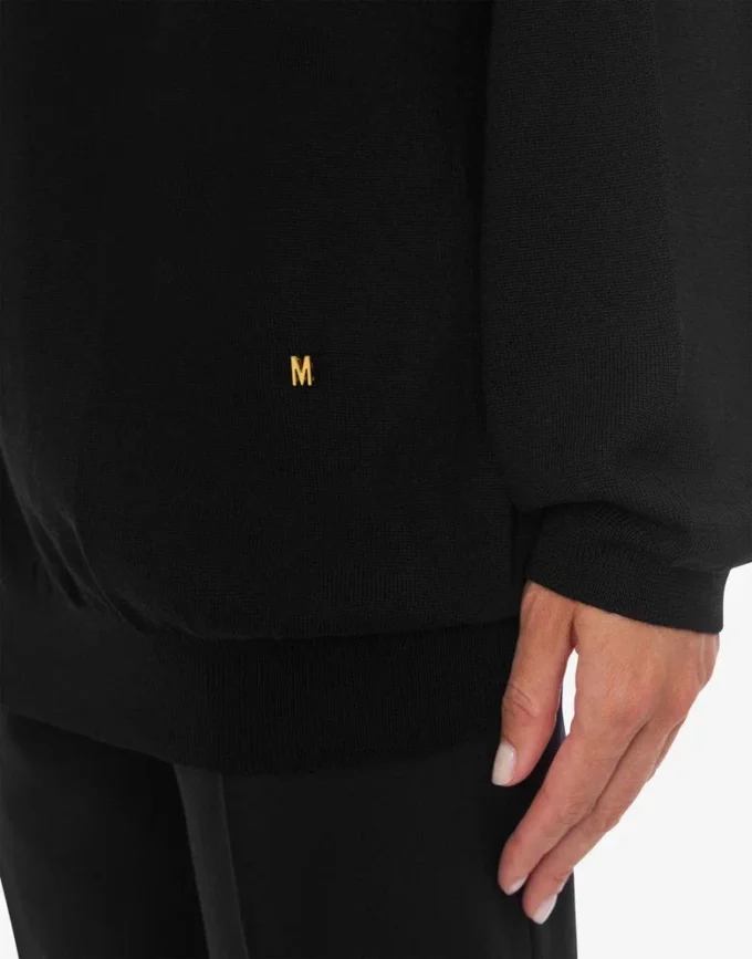 Ulltröja med utskuren Golden M